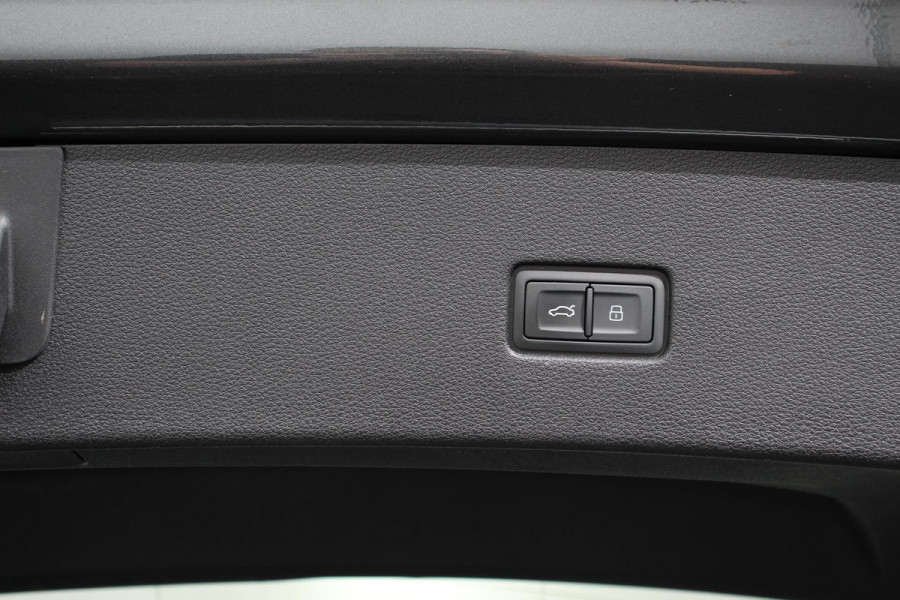 Audi Q8 55 TFSI e PHEV quattro Pro Line S-Line 3* S-Line Leder B&O Trekhaak Elektrisch Luchtvering Led Dab Led Blackpack Stoelverwarming Stoelverkoeling Camera