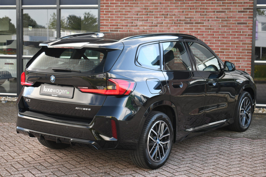 BMW X1 xDrive25e M-Sport Trekhaak Premium ACC-voorbereiding 18inch Camera AC-Snelladen