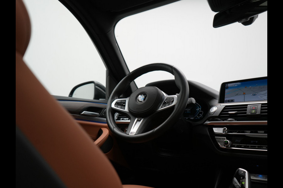 BMW X3 xDrive30e M Sport PHEV 293pk Dealer O.H. | Panodak | Adaptive Cruise | Head Up | 360 Camera | Harman / Kardon | Lederen Competition Stoelen Memory & Verewarmd | Stuur Verwarmd | Blis | Adaptive LED | Apple Carplay | Sfeerverlichting | Plug In Hybrid |