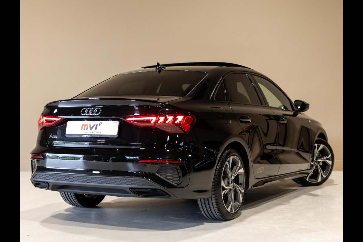 Audi A3 Limousine 30 TFSI 2x S-Line edition / 110pk / Panorama dak / Trekhaak /