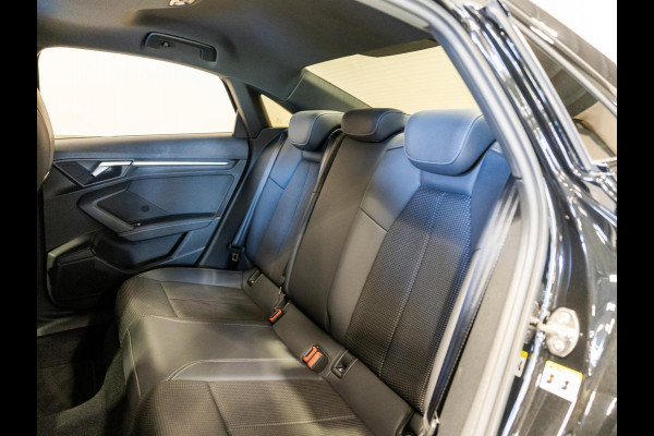 Audi A3 Limousine 30 TFSI 2x S-Line edition / 110pk / Panorama dak / Trekhaak /