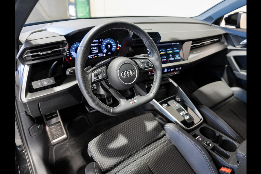 Audi A3 Limousine 30 TFSI 2x S-Line edition / 110pk / Panorama dak / Trekhaak /