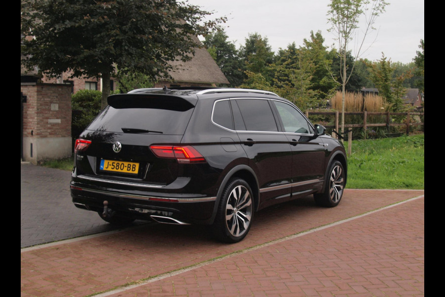 Volkswagen Tiguan Allspace 1.5 TSI Highline Business R 7p. | Panoramadak | Trekhaak | Camera | Sfeerverlichting | Apple Carplay | NL-Auto |
