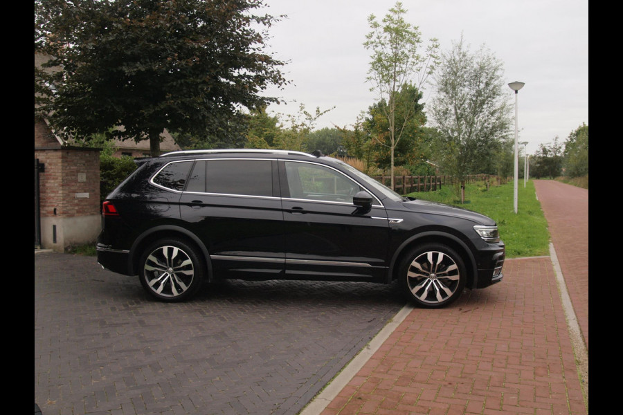 Volkswagen Tiguan Allspace 1.5 TSI Highline Business R 7p. | Panoramadak | Trekhaak | Camera | Sfeerverlichting | Apple Carplay | NL-Auto |