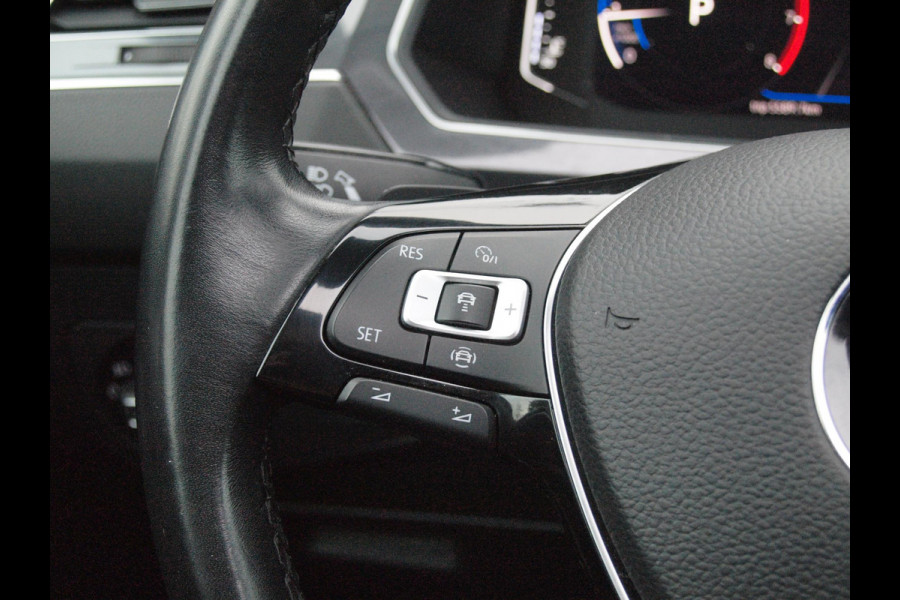 Volkswagen Tiguan Allspace 1.5 TSI Highline Business R 7p. | Panoramadak | Trekhaak | Camera | Sfeerverlichting | Apple Carplay | NL-Auto |