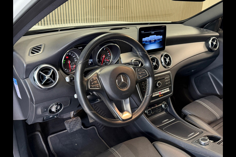 Mercedes-Benz GLA 180 Premium Plus AUT. PANORAMADAK NAVIGATIE CAMERA AIRCO PDC CRUISE KEYLESS-GO STOELVERWARMING