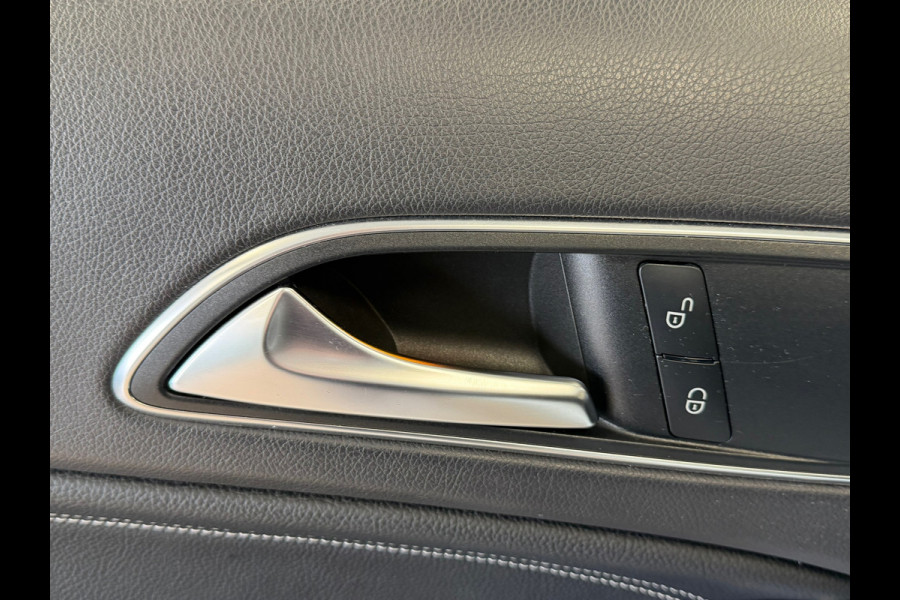 Mercedes-Benz GLA 180 Premium Plus AUT. PANORAMADAK NAVIGATIE CAMERA AIRCO PDC CRUISE KEYLESS-GO STOELVERWARMING