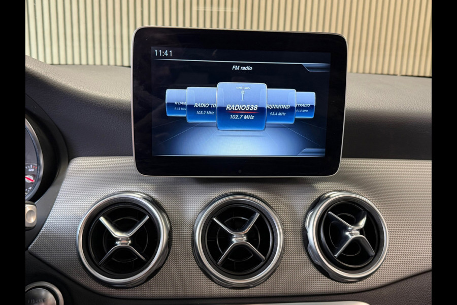 Mercedes-Benz GLA 180 Premium Plus AUT. PANORAMADAK NAVIGATIE CAMERA AIRCO PDC CRUISE KEYLESS-GO STOELVERWARMING