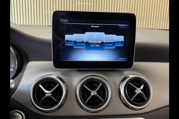 Mercedes-Benz GLA 180 Premium Plus AUT. PANORAMADAK NAVIGATIE CAMERA AIRCO PDC CRUISE KEYLESS-GO STOELVERWARMING