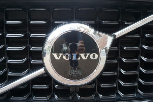 Volvo XC60 2.0 T6 Plug-in hybrid AWD Ultra Black Edition R-Design | Panoramadak | Trekhaak | 360 camera | Adaptive+Lane | Harman Kardon | 21inch | Dealer onderhouden Recharge
