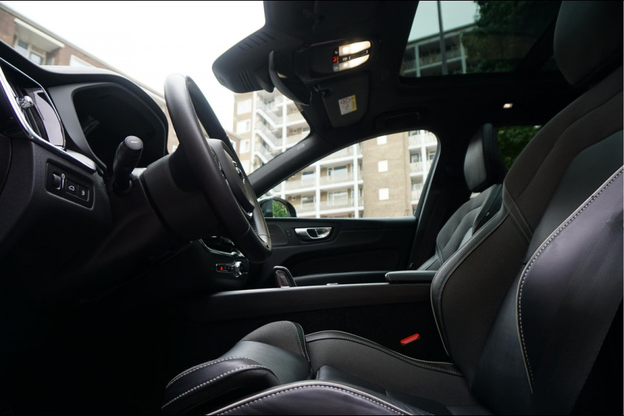 Volvo XC60 2.0 T6 Plug-in hybrid AWD Ultra Black Edition R-Design | Panoramadak | Trekhaak | 360 camera | Adaptive+Lane | Harman Kardon | 21inch | Dealer onderhouden Recharge