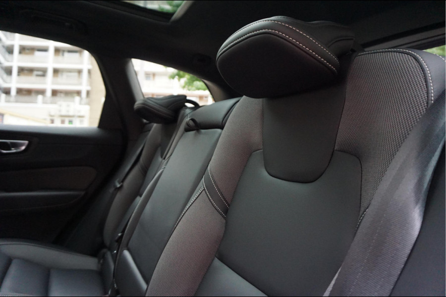 Volvo XC60 2.0 T6 Plug-in hybrid AWD Ultra Black Edition R-Design | Panoramadak | Trekhaak | 360 camera | Adaptive+Lane | Harman Kardon | 21inch | Dealer onderhouden Recharge