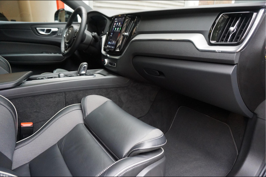 Volvo XC60 2.0 T6 Plug-in hybrid AWD Ultra Black Edition R-Design | Panoramadak | Trekhaak | 360 camera | Adaptive+Lane | Harman Kardon | 21inch | Dealer onderhouden Recharge