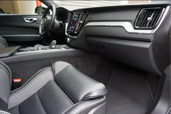 Volvo XC60 2.0 T6 Plug-in hybrid AWD Ultra Black Edition R-Design | Panoramadak | Trekhaak | 360 camera | Adaptive+Lane | Harman Kardon | 21inch | Dealer onderhouden Recharge