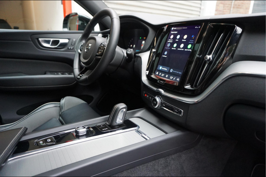 Volvo XC60 2.0 T6 Plug-in hybrid AWD Ultra Black Edition R-Design | Panoramadak | Trekhaak | 360 camera | Adaptive+Lane | Harman Kardon | 21inch | Dealer onderhouden Recharge