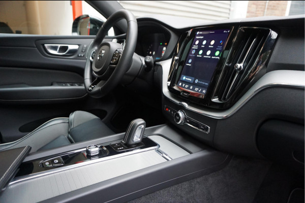 Volvo XC60 2.0 T6 Plug-in hybrid AWD Ultra Black Edition R-Design | Panoramadak | Trekhaak | 360 camera | Adaptive+Lane | Harman Kardon | 21inch | Dealer onderhouden Recharge