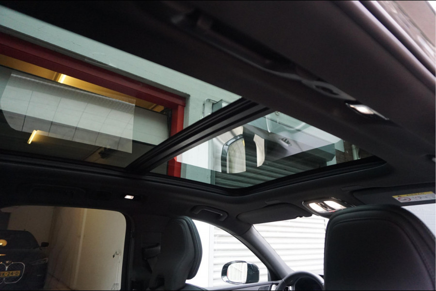 Volvo XC60 2.0 T6 Plug-in hybrid AWD Ultra Black Edition R-Design | Panoramadak | Trekhaak | 360 camera | Adaptive+Lane | Harman Kardon | 21inch | Dealer onderhouden Recharge