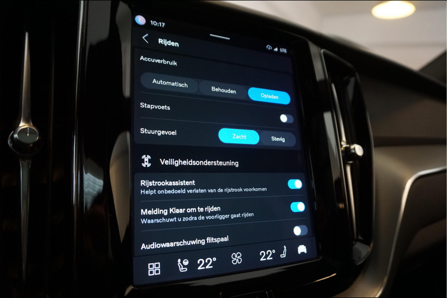 Volvo XC60 2.0 T6 Plug-in hybrid AWD Ultra Black Edition R-Design | Panoramadak | Trekhaak | 360 camera | Adaptive+Lane | Harman Kardon | 21inch | Dealer onderhouden Recharge