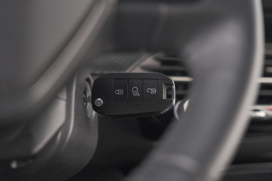 Peugeot 208 1.2 Hybrid 110 e-DCS6 Style | Parkeersensoren | Apple Carplay | Cruise Control | Airco