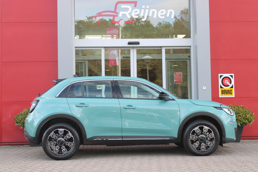 Fiat 600 1.2 110PK Hybrid AUTOMAAT POP | WINTER PACK: VERWAMBARE VOORSTOELEN/VERWARMBARE VOORRUIT | PACK COMFORT: ACHTERUITRIJCAMERA MET DYNAMISCHE HULPLIJNEN/AUDIOSYSTEEM MET 6 SPEAKERS/DRAADLOOS LADEN/KEYLESS ENTRY/NAVIGATIE/PARKEERSENSOREN VOOR EN ACHTER/VERKEERSBORDINFORMATIE | PACK STYLE: 17" LICHTMETALEN VELGEN/HOOGGLANS ZWARTE SPIEGELKAPPEN/VERCHROME OMLIJSTING/LED RICHTINGAANWIJZERS/LED MISTLAMPEN/DASHBOARD IN CARROSSERIEKLEUR | DRAADLOZE APPLE CARPLAY/ANDROID AUTO |