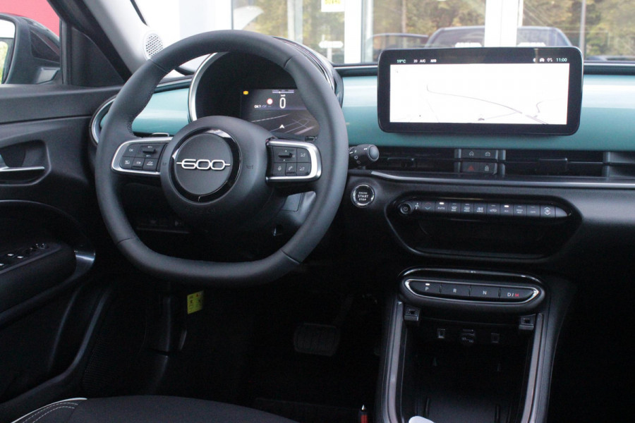 Fiat 600 1.2 110PK Hybrid AUTOMAAT POP | WINTER PACK: VERWAMBARE VOORSTOELEN/VERWARMBARE VOORRUIT | PACK COMFORT: ACHTERUITRIJCAMERA MET DYNAMISCHE HULPLIJNEN/AUDIOSYSTEEM MET 6 SPEAKERS/DRAADLOOS LADEN/KEYLESS ENTRY/NAVIGATIE/PARKEERSENSOREN VOOR EN ACHTER/VERKEERSBORDINFORMATIE | PACK STYLE: 17" LICHTMETALEN VELGEN/HOOGGLANS ZWARTE SPIEGELKAPPEN/VERCHROME OMLIJSTING/LED RICHTINGAANWIJZERS/LED MISTLAMPEN/DASHBOARD IN CARROSSERIEKLEUR | DRAADLOZE APPLE CARPLAY/ANDROID AUTO |