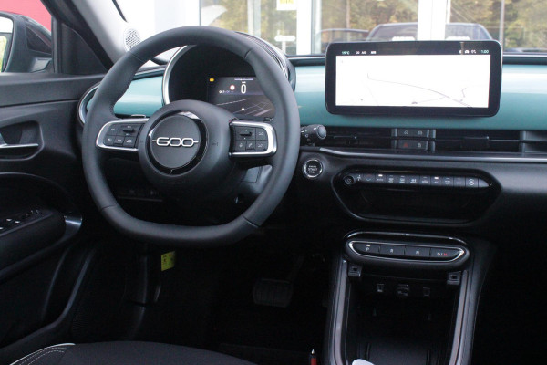 Fiat 600 1.2 110PK Hybrid AUTOMAAT POP | WINTER PACK: VERWAMBARE VOORSTOELEN/VERWARMBARE VOORRUIT | PACK COMFORT: ACHTERUITRIJCAMERA MET DYNAMISCHE HULPLIJNEN/AUDIOSYSTEEM MET 6 SPEAKERS/DRAADLOOS LADEN/KEYLESS ENTRY/NAVIGATIE/PARKEERSENSOREN VOOR EN ACHTER/VERKEERSBORDINFORMATIE | PACK STYLE: 17" LICHTMETALEN VELGEN/HOOGGLANS ZWARTE SPIEGELKAPPEN/VERCHROME OMLIJSTING/LED RICHTINGAANWIJZERS/LED MISTLAMPEN/DASHBOARD IN CARROSSERIEKLEUR | DRAADLOZE APPLE CARPLAY/ANDROID AUTO |