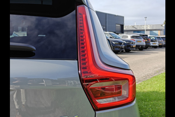 Volvo XC40 B4 211PK Plus Dark | 360 | H&K | Trekhaak | Schuif/kantel dak | Nubuck | 20" | Memory | Stoel/stuurverwarmd |