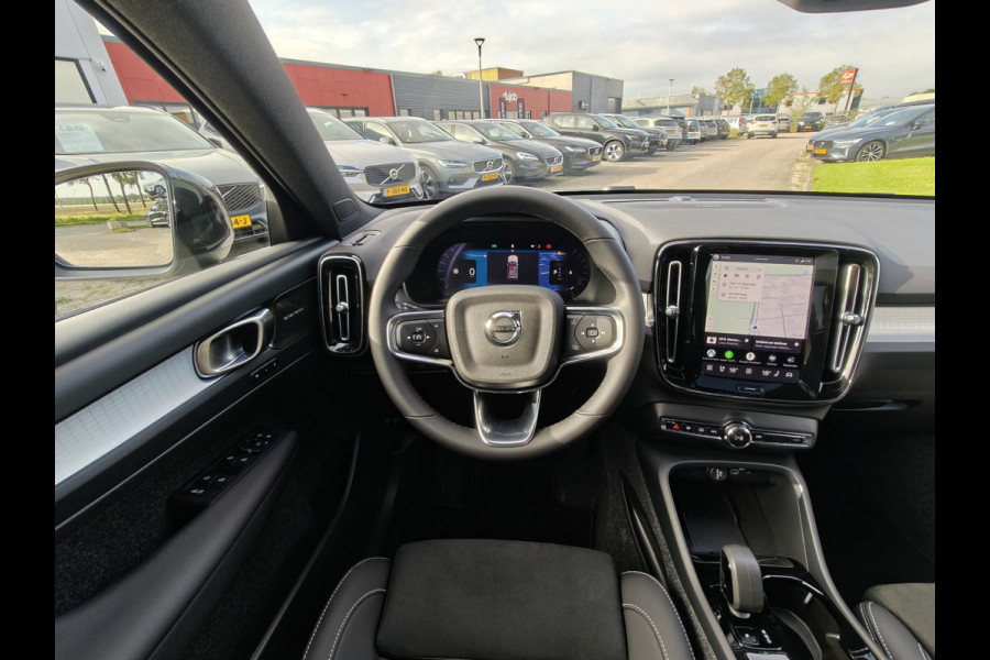 Volvo XC40 B4 211PK Plus Dark | 360 | H&K | Trekhaak | Schuif/kantel dak | Nubuck | 20" | Memory | Stoel/stuurverwarmd |