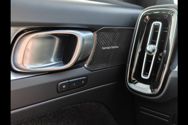 Volvo XC40 B4 211PK Plus Dark | 360 | H&K | Trekhaak | Schuif/kantel dak | Nubuck | 20" | Memory | Stoel/stuurverwarmd |