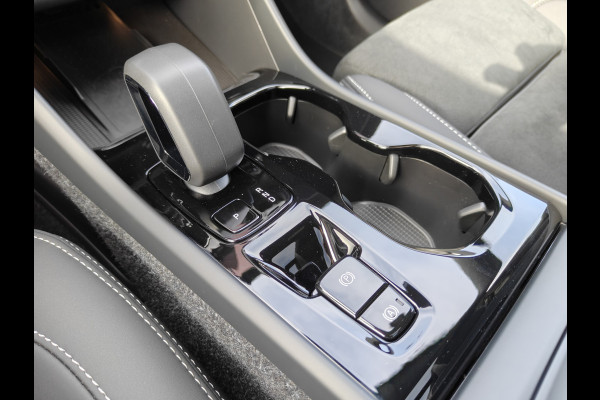 Volvo XC40 B4 211PK Plus Dark | 360 | H&K | Trekhaak | Schuif/kantel dak | Nubuck | 20" | Memory | Stoel/stuurverwarmd |