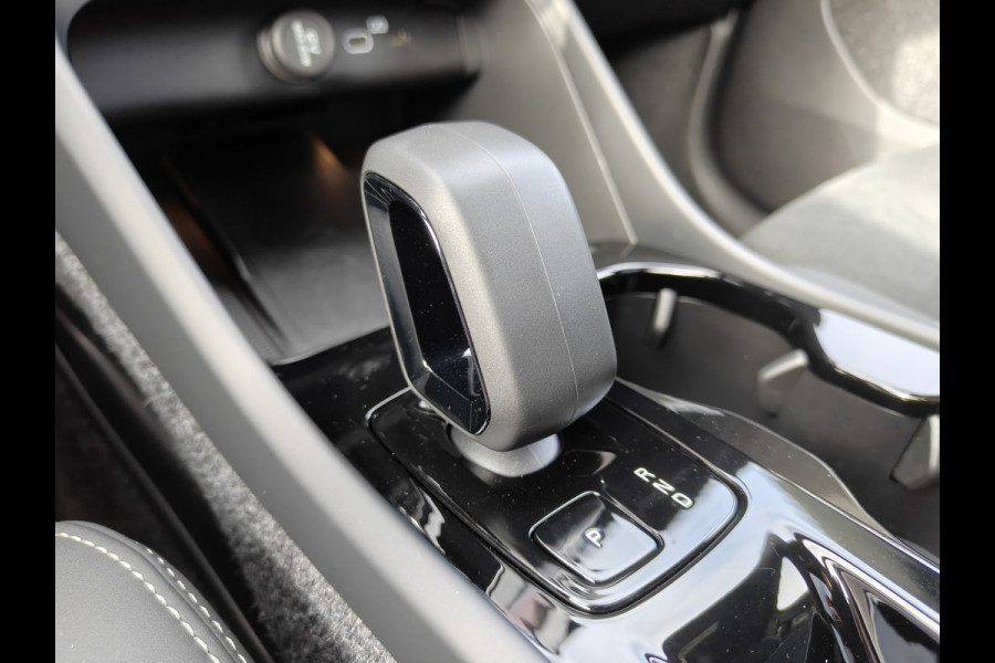 Volvo XC40 B4 211PK Plus Dark | 360 | H&K | Trekhaak | Schuif/kantel dak | Nubuck | 20" | Memory | Stoel/stuurverwarmd |