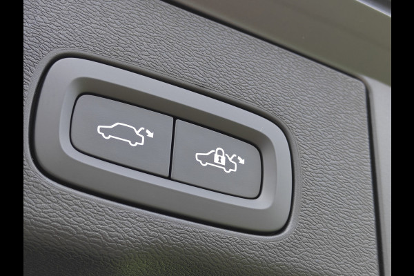Volvo XC60 T6 Plug-in hybrid AWD Ultra Dark | Executive | HUD | Luchtvering | H&K | Stoel ventilatie | Massage | 21"| Schuif/Kanteldak |