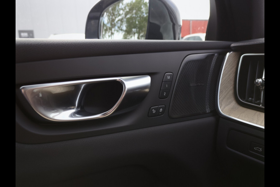 Volvo XC60 T6 Plug-in hybrid AWD Ultra Dark | Executive | HUD | Luchtvering | H&K | Stoel ventilatie | Massage | 21"| Schuif/Kanteldak |