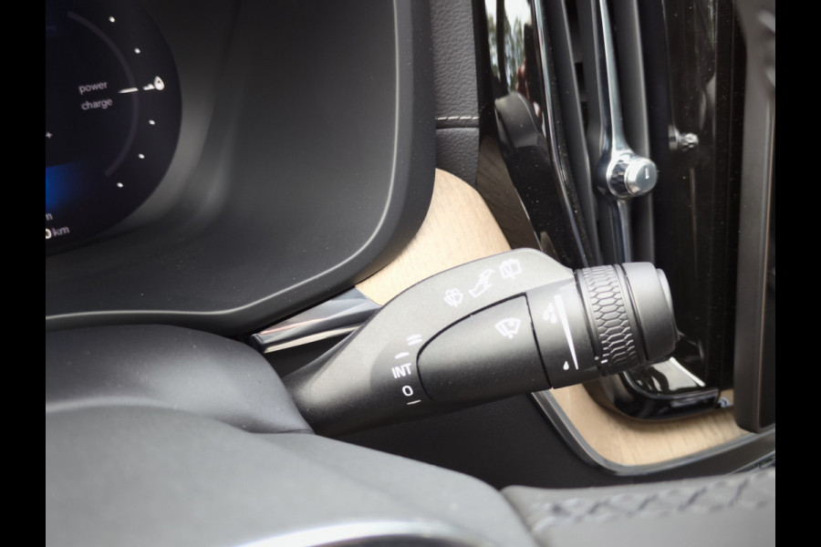 Volvo XC60 T6 Plug-in hybrid AWD Ultra Dark | Executive | HUD | Luchtvering | H&K | Stoel ventilatie | Massage | 21"| Schuif/Kanteldak |