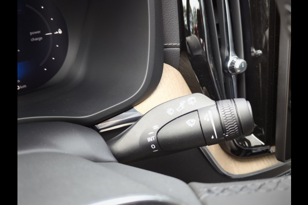 Volvo XC60 T6 Plug-in hybrid AWD Ultra Dark | Executive | HUD | Luchtvering | H&K | Stoel ventilatie | Massage | 21"| Schuif/Kanteldak |