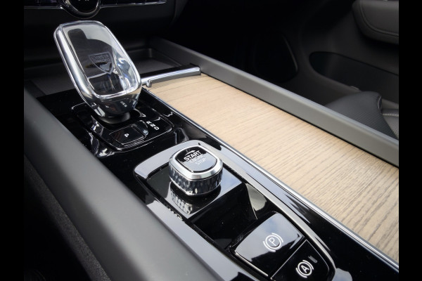 Volvo XC60 T6 Plug-in hybrid AWD Ultra Dark | Executive | HUD | Luchtvering | H&K | Stoel ventilatie | Massage | 21"| Schuif/Kanteldak |
