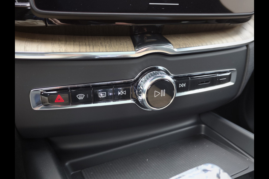 Volvo XC60 T6 Plug-in hybrid AWD Ultra Dark | Executive | HUD | Luchtvering | H&K | Stoel ventilatie | Massage | 21"| Schuif/Kanteldak |