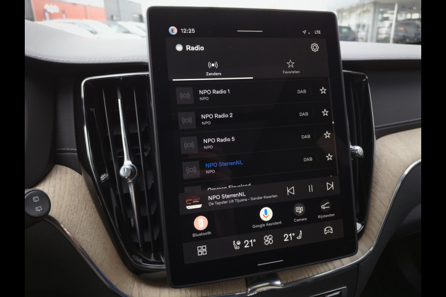 Volvo XC60 T6 Plug-in hybrid AWD Ultra Dark | Executive | HUD | Luchtvering | H&K | Stoel ventilatie | Massage | 21"| Schuif/Kanteldak |