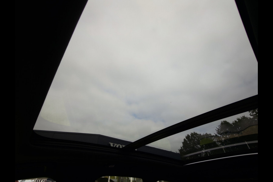 Volvo XC60 T6 Plug-in hybrid AWD Ultra Dark | Executive | HUD | Luchtvering | H&K | Stoel ventilatie | Massage | 21"| Schuif/Kanteldak |