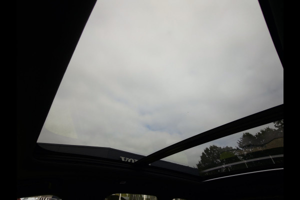 Volvo XC60 T6 Plug-in hybrid AWD Ultra Dark | Executive | HUD | Luchtvering | H&K | Stoel ventilatie | Massage | 21"| Schuif/Kanteldak |