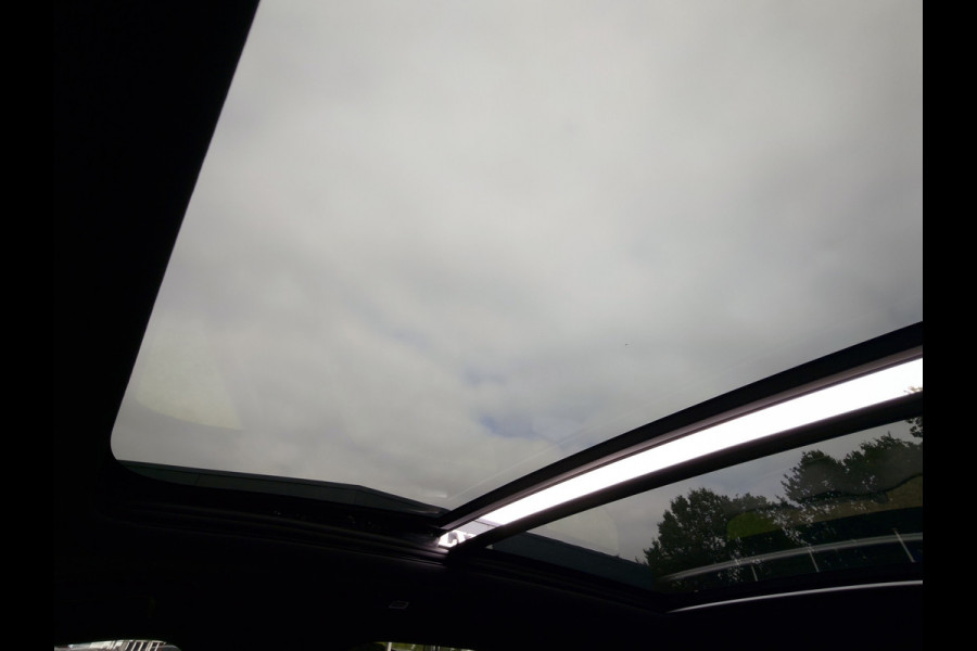 Volvo XC60 T6 Plug-in hybrid AWD Ultra Dark | Executive | HUD | Luchtvering | H&K | Stoel ventilatie | Massage | 21"| Schuif/Kanteldak |