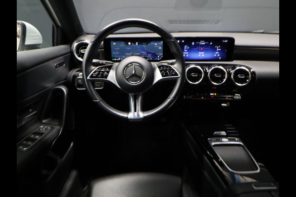 Mercedes-Benz A-Klasse 180 Business Line [SCHUIFKANTELDAK, 360 CAMERA, STOELVERWARMING, CRUISE CONTROL, DIGITAL DASH, CLIMATE CONTROL, BLUETOOTH, NAVIGATIE, LED, NIEUWSTAAT]