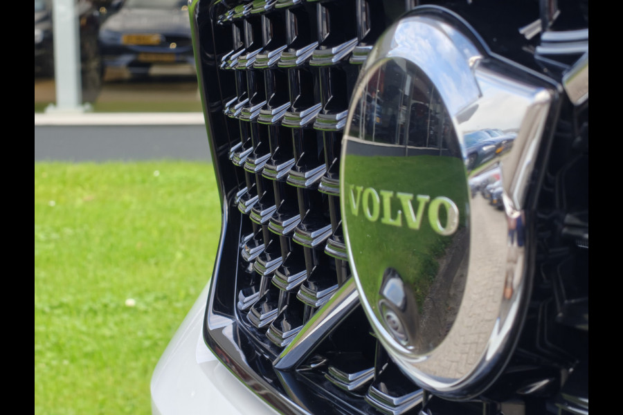 Volvo XC40 B4 211PK Plus Dark | BLIS | Trekhaak | 360 | H&K | Pano | Carplay | Elektr. Stoelen | ACC | Stoel/Stuur verwarming |