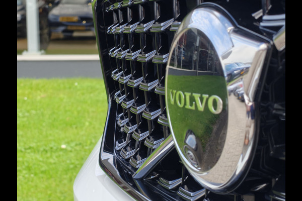 Volvo XC40 B4 211PK Plus Dark | BLIS | Trekhaak | 360 | H&K | Pano | Carplay | Elektr. Stoelen | ACC | Stoel/Stuur verwarming |