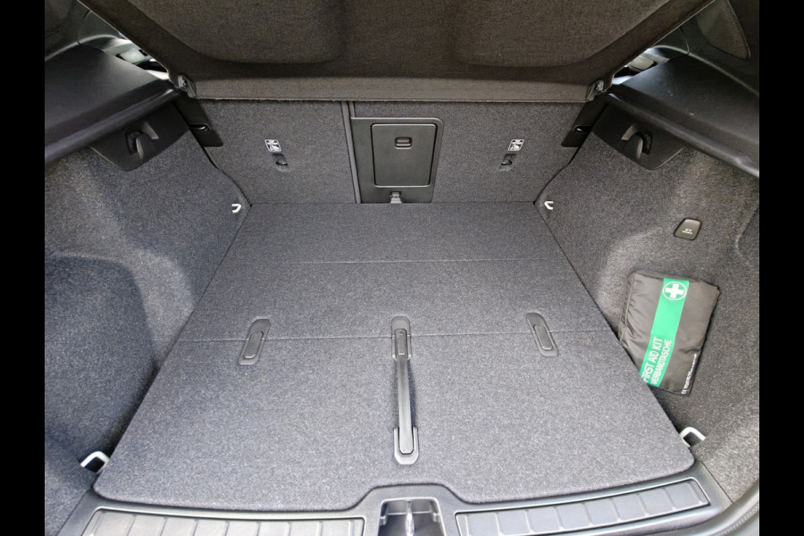 Volvo XC40 B4 211PK Plus Dark | BLIS | Trekhaak | 360 | H&K | Pano | Carplay | Elektr. Stoelen | ACC | Stoel/Stuur verwarming |