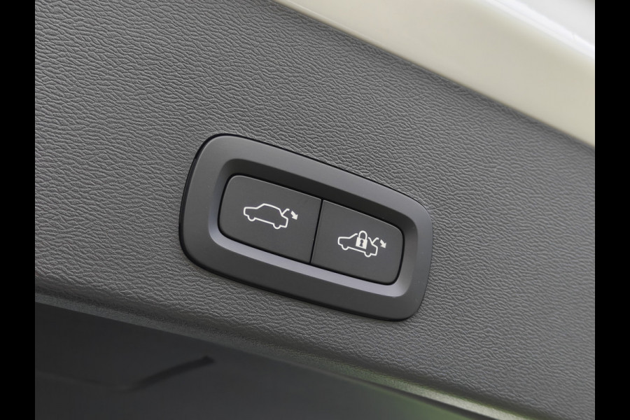 Volvo XC40 B4 211PK Plus Dark | BLIS | Trekhaak | 360 | H&K | Pano | Carplay | Elektr. Stoelen | ACC | Stoel/Stuur verwarming |