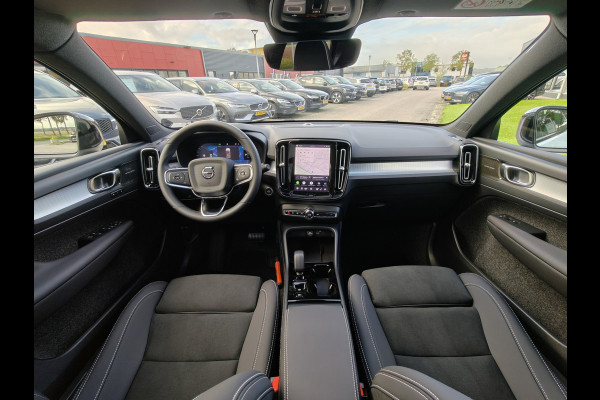 Volvo XC40 B4 211PK Plus Dark | BLIS | Trekhaak | 360 | H&K | Pano | Carplay | Elektr. Stoelen | ACC | Stoel/Stuur verwarming |