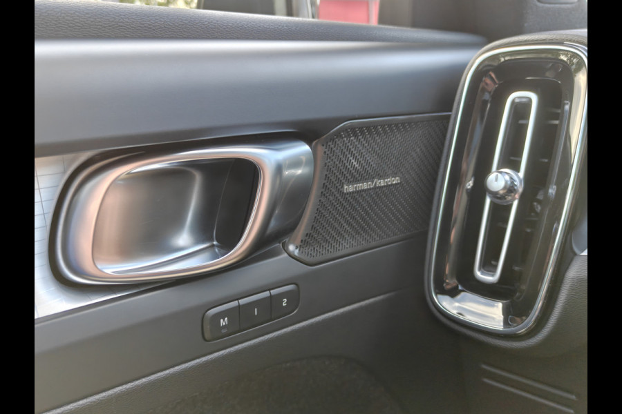Volvo XC40 B4 211PK Plus Dark | BLIS | Trekhaak | 360 | H&K | Pano | Carplay | Elektr. Stoelen | ACC | Stoel/Stuur verwarming |