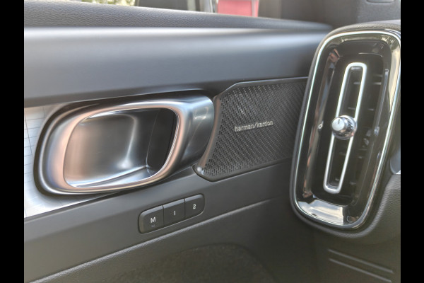 Volvo XC40 B4 211PK Plus Dark | BLIS | Trekhaak | 360 | H&K | Pano | Carplay | Elektr. Stoelen | ACC | Stoel/Stuur verwarming |