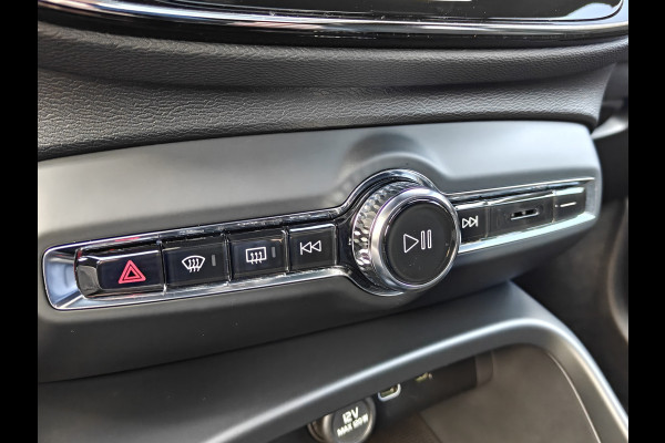 Volvo XC40 B4 211PK Plus Dark | BLIS | Trekhaak | 360 | H&K | Pano | Carplay | Elektr. Stoelen | ACC | Stoel/Stuur verwarming |